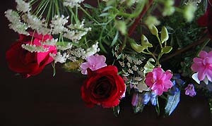 深紅のバラとクルクマとレースフラワー