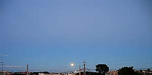 朝日のような満月